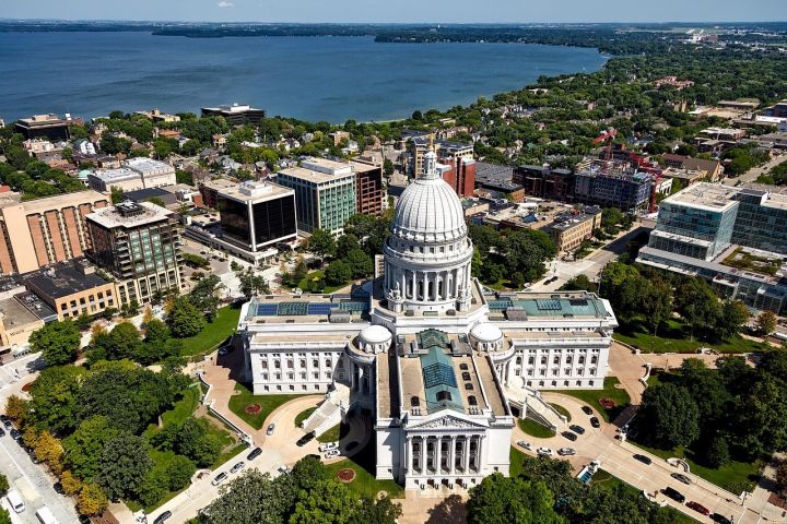 Der Bundesstaat Wisconsin führt im Rahmen der Reform der Dokumentenlegalisierung eine neue Form der Apostille ein. Der Bundesstaat Wisconsin führt im Rahmen der Reform der Dokumentenlegalisierung eine neue Form der Apostille ein.
