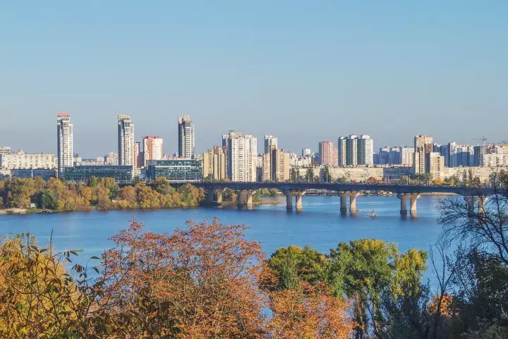 In der Ukraine sind die Dienste von Standesämtern, Notaren und Justizbehörden nur mit einem aktuellen Militärausweis verfügbar.